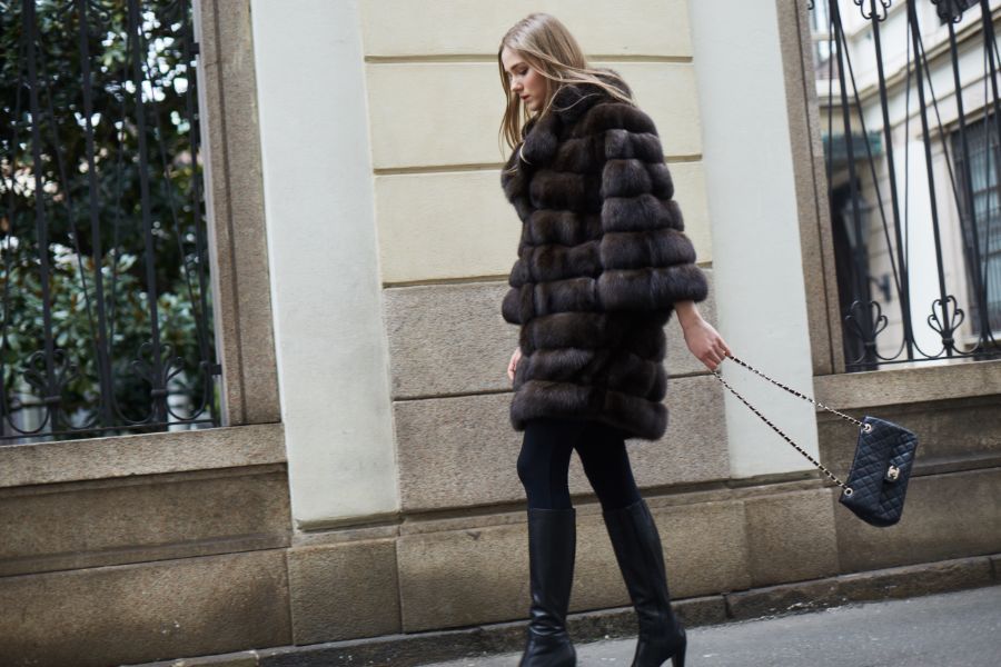 modella con pelliccia con manica larga