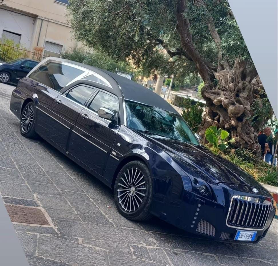 Un'auto nera è parcheggiata sul ciglio della strada