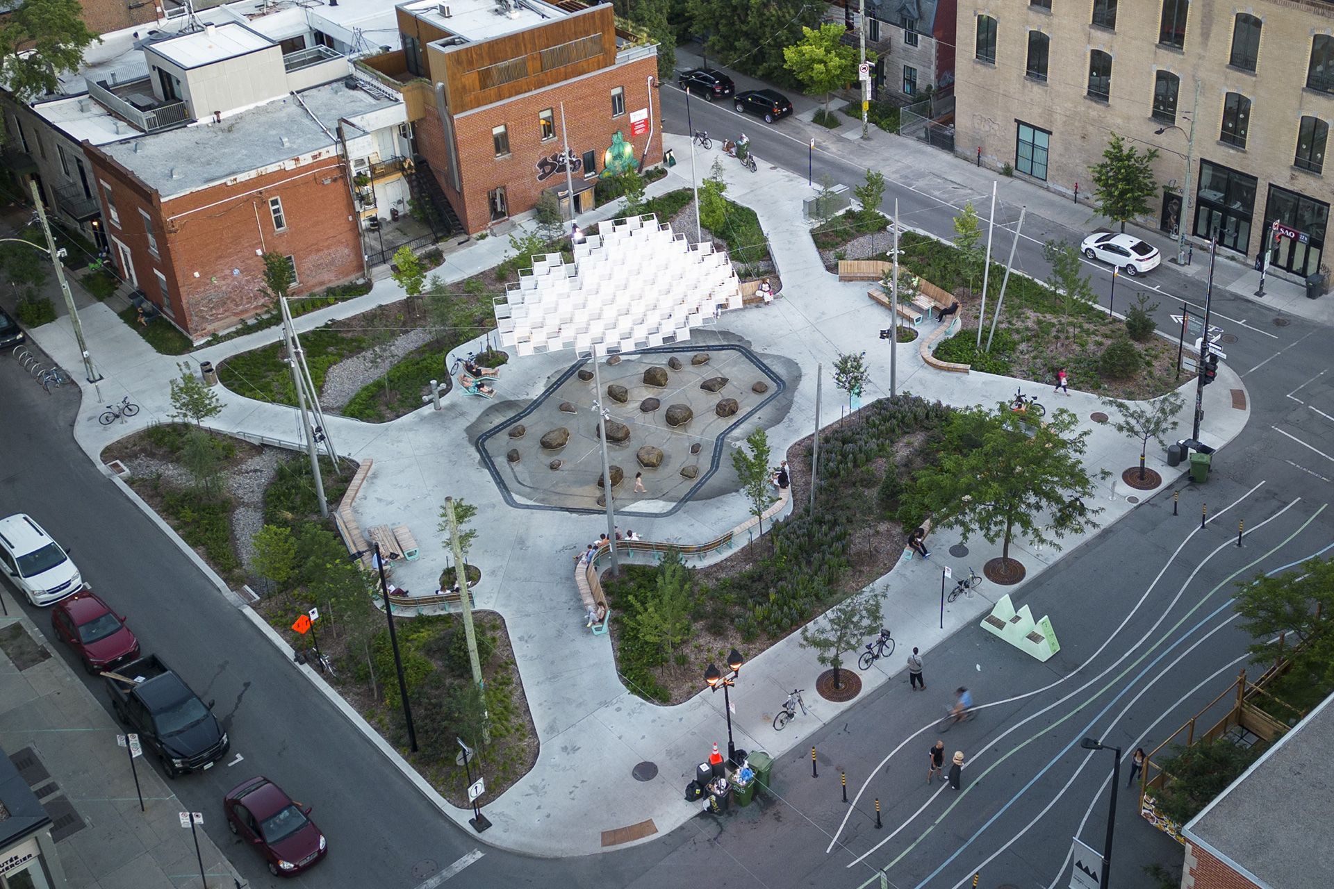 PLACE DES FLEURS-DE-MACADAM : photo©SteveMontpetit