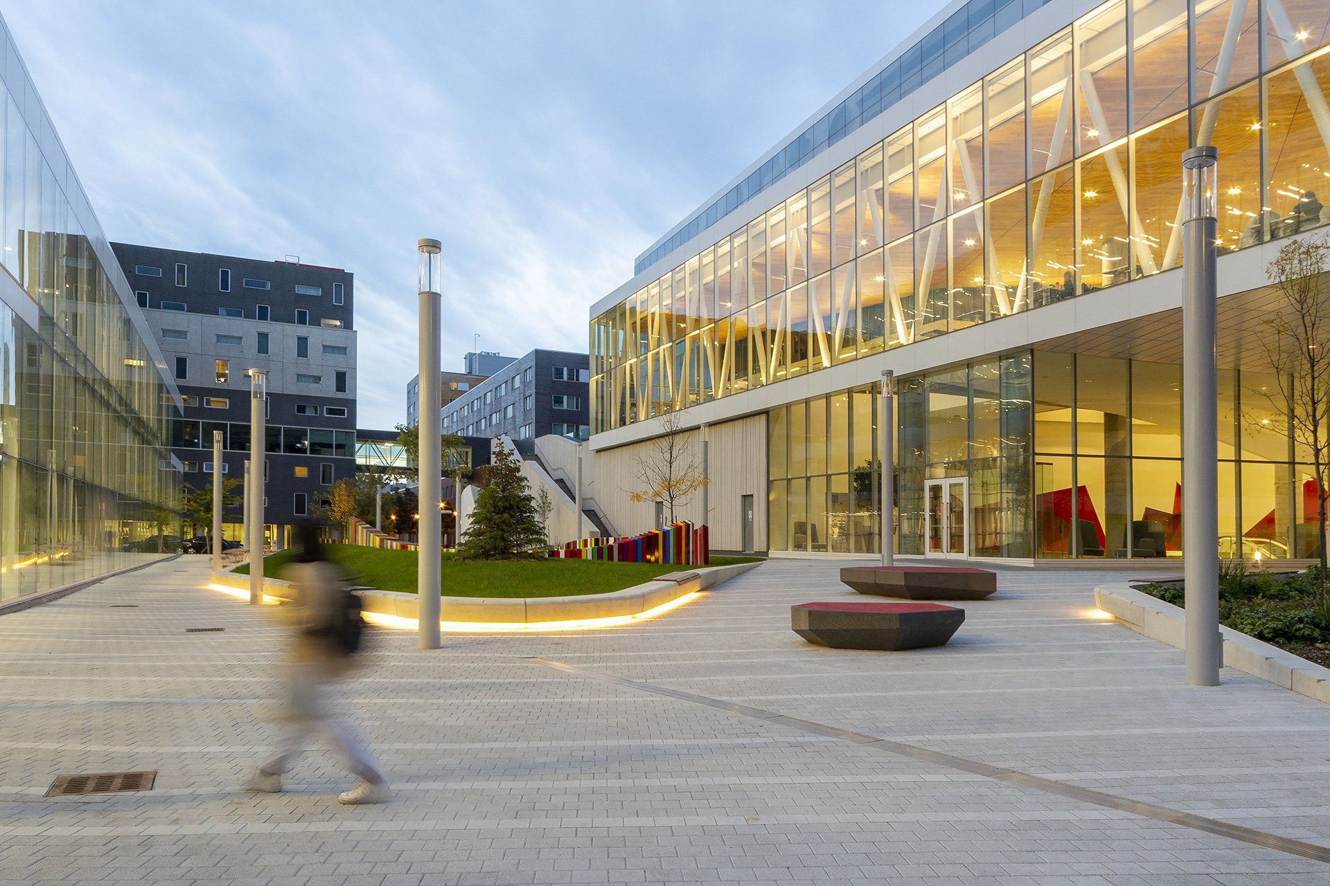 PARC DE LA MAISON DES ÉTUDIANTS -  CAMPUS ÉTS : photo©SteveMontpetit