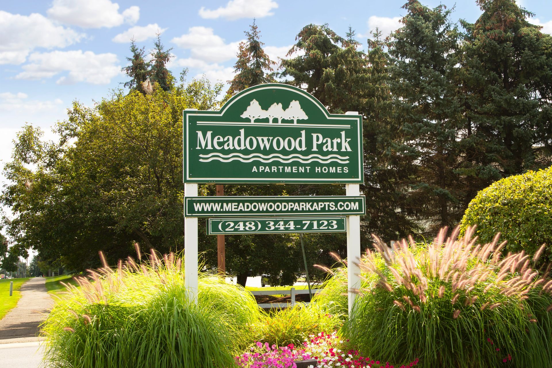 A sign that says meadowood park on it