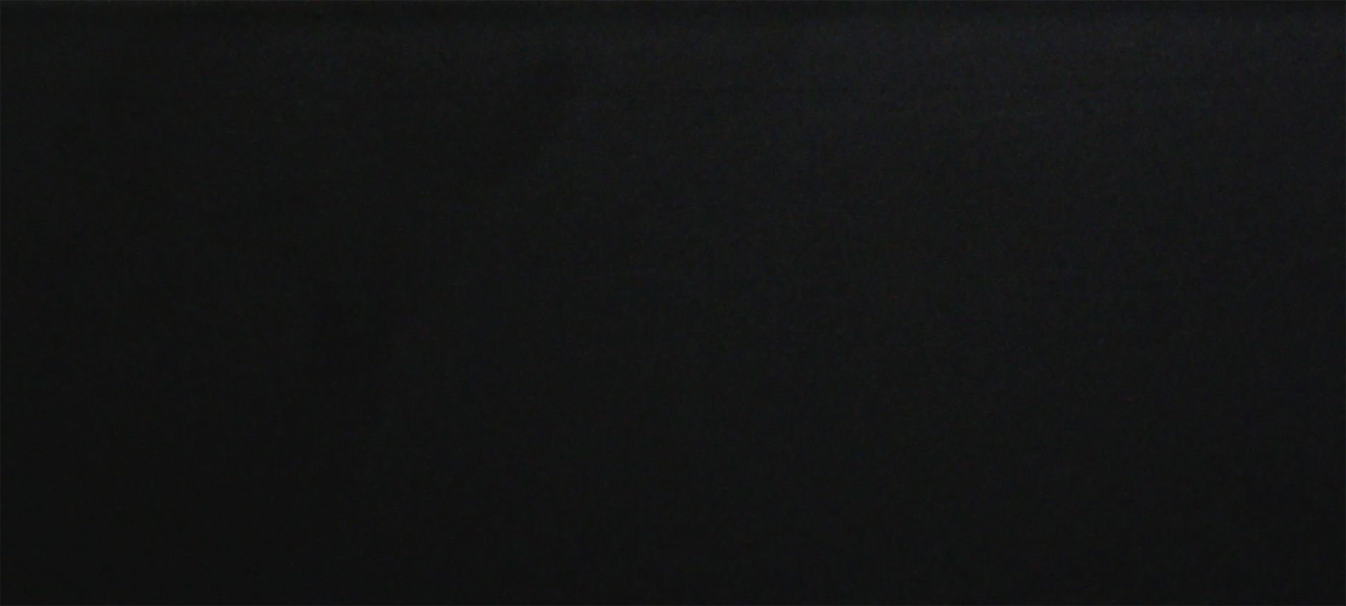 Fond noir uni.