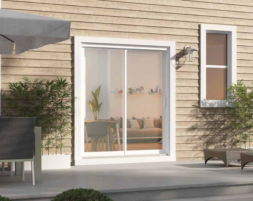 Porte-fenêtre coulissante d'une maison avec terrasse. On aperçoit une table et des chaises à l'intérieur, des plantes à l'extérieur.