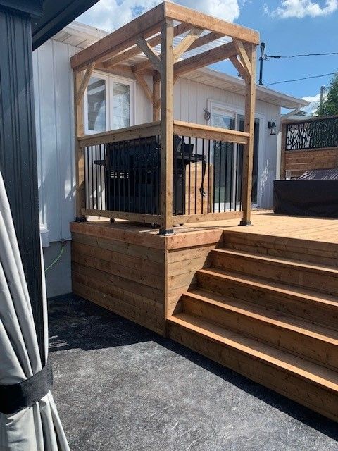 Une terrasse en bois avec des escaliers qui y mènent