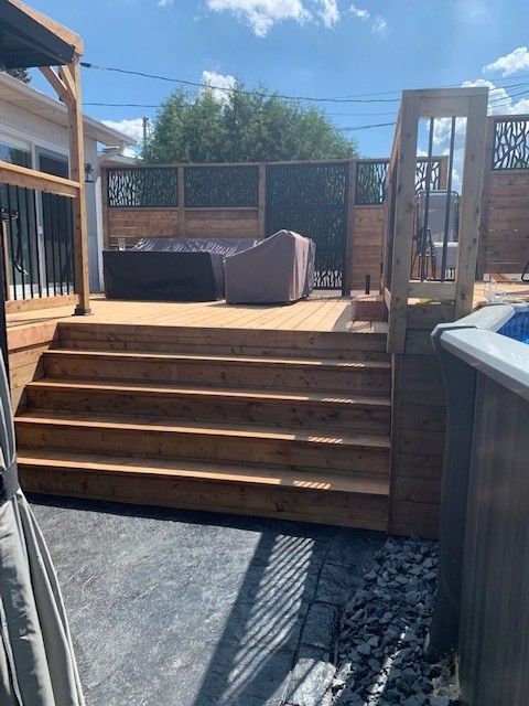 Une terrasse en bois avec des escaliers qui y mènent