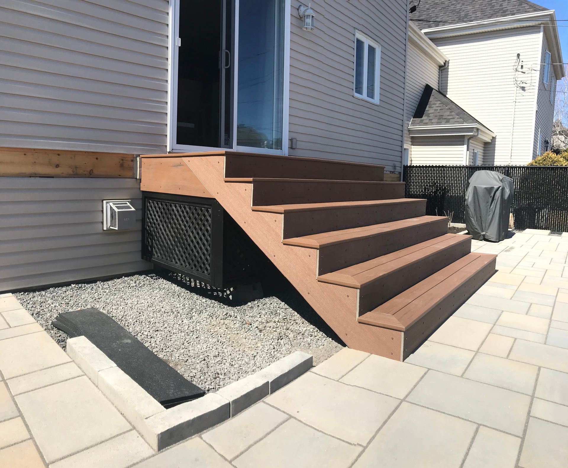 Un escalier menant à l'arrière d'une maison