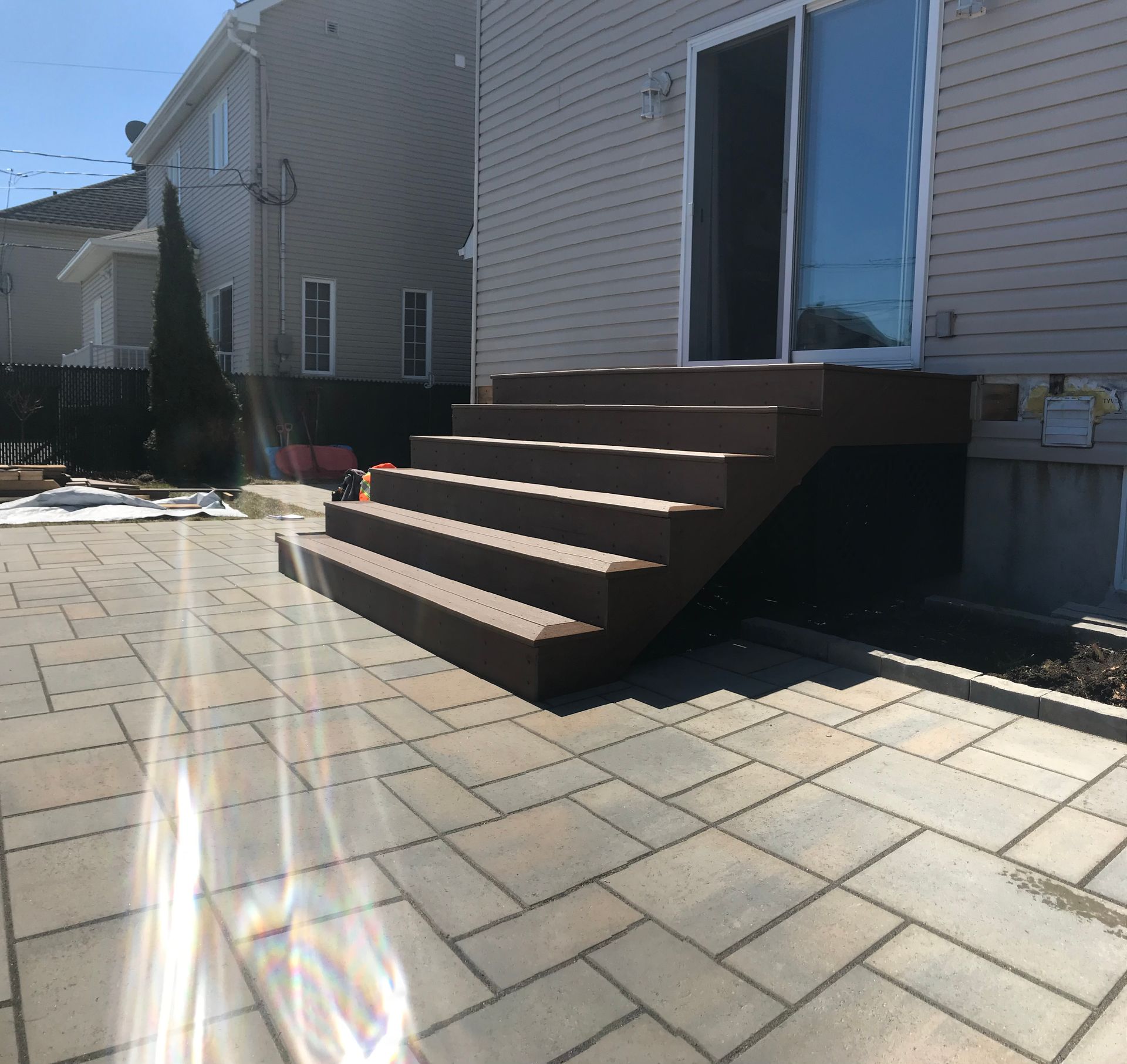 Un patio avec des escaliers menant à une maison