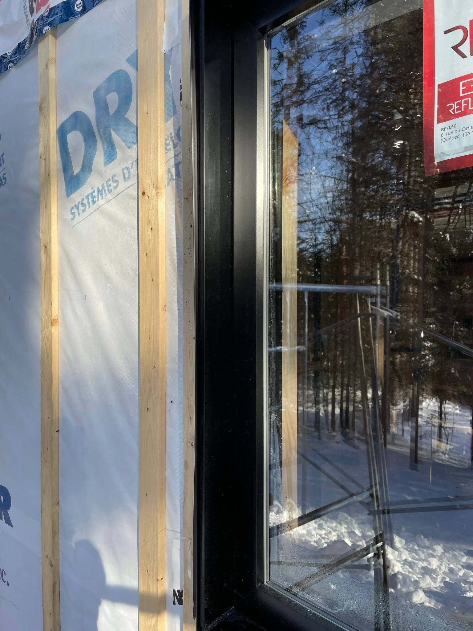 Un gros plan d'une fenêtre avec un panneau en arrière-plan.