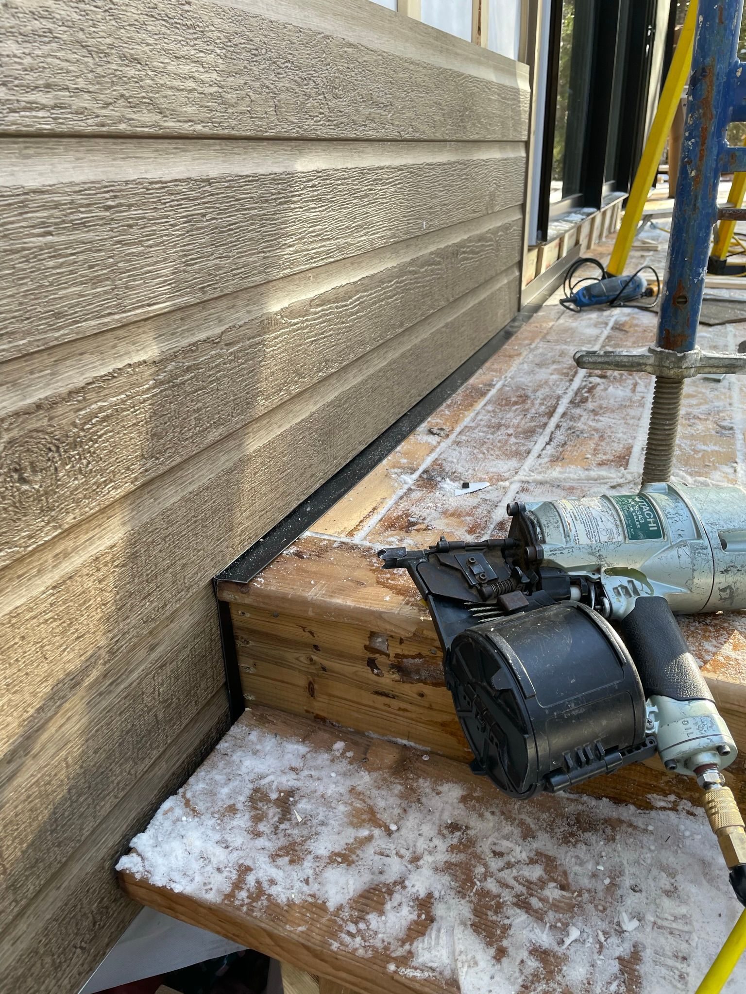 le sol d'une terrasse en bois en construction