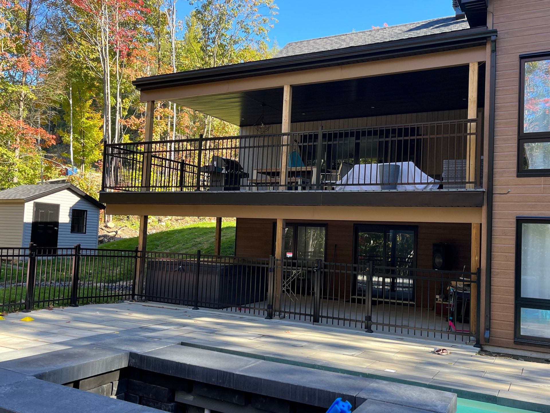 Une grande maison avec une grande terrasse et une piscine.