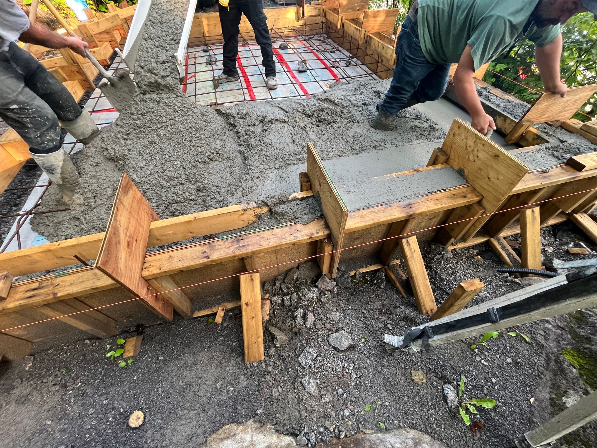 Un groupe de personnes travaillent sur un projet concret.