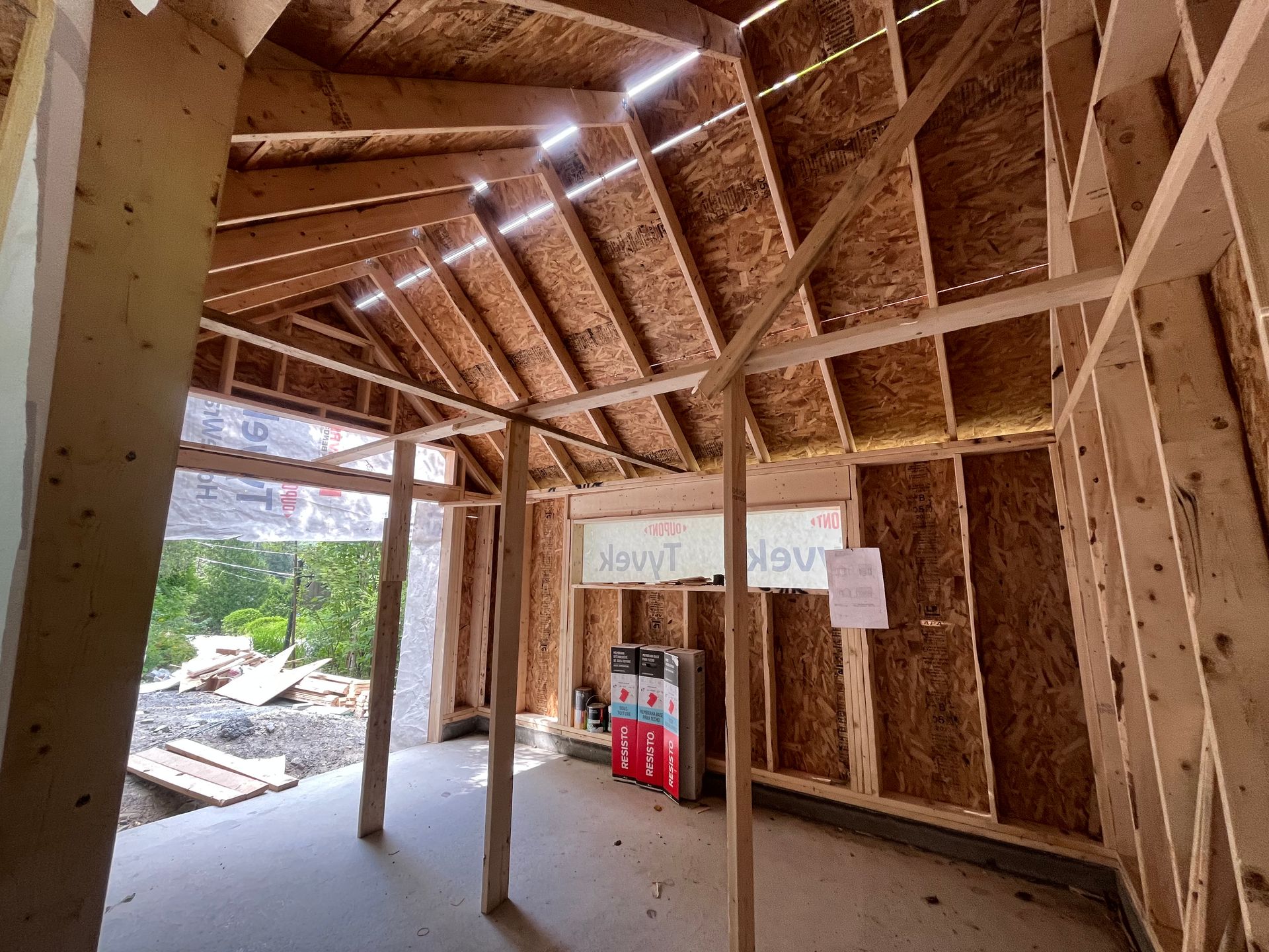 Un bâtiment en construction avec une pancarte sur le mur qui dit « abri »