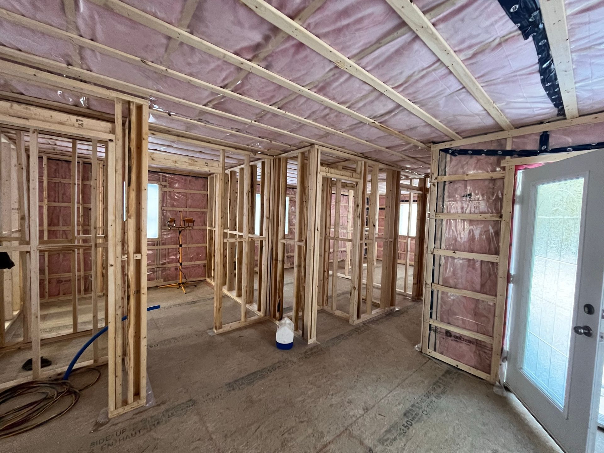 Une pièce dans une maison en construction avec isolation des murs et du plafond.
