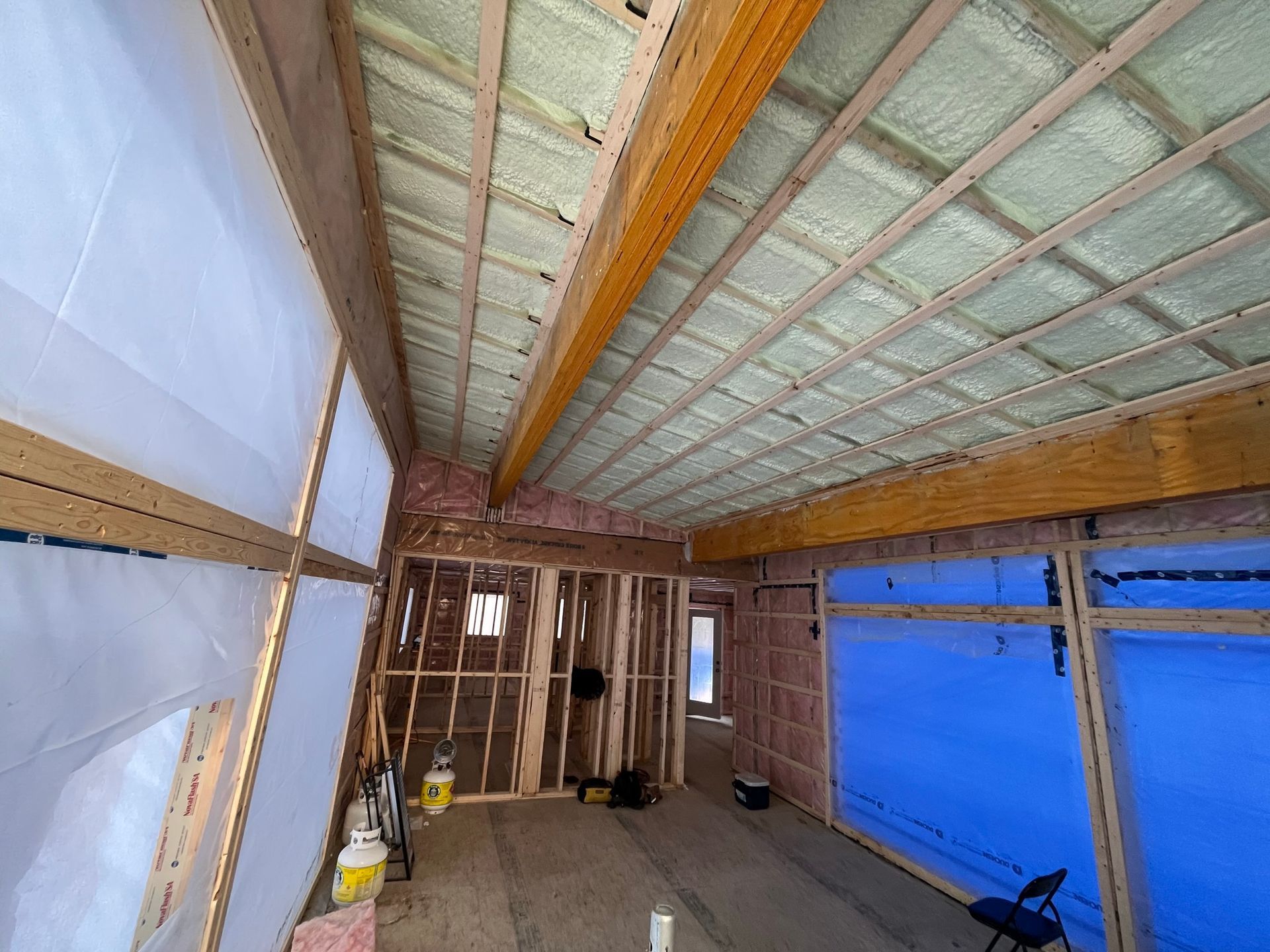 Une pièce en construction avec un plafond recouvert de mousse.