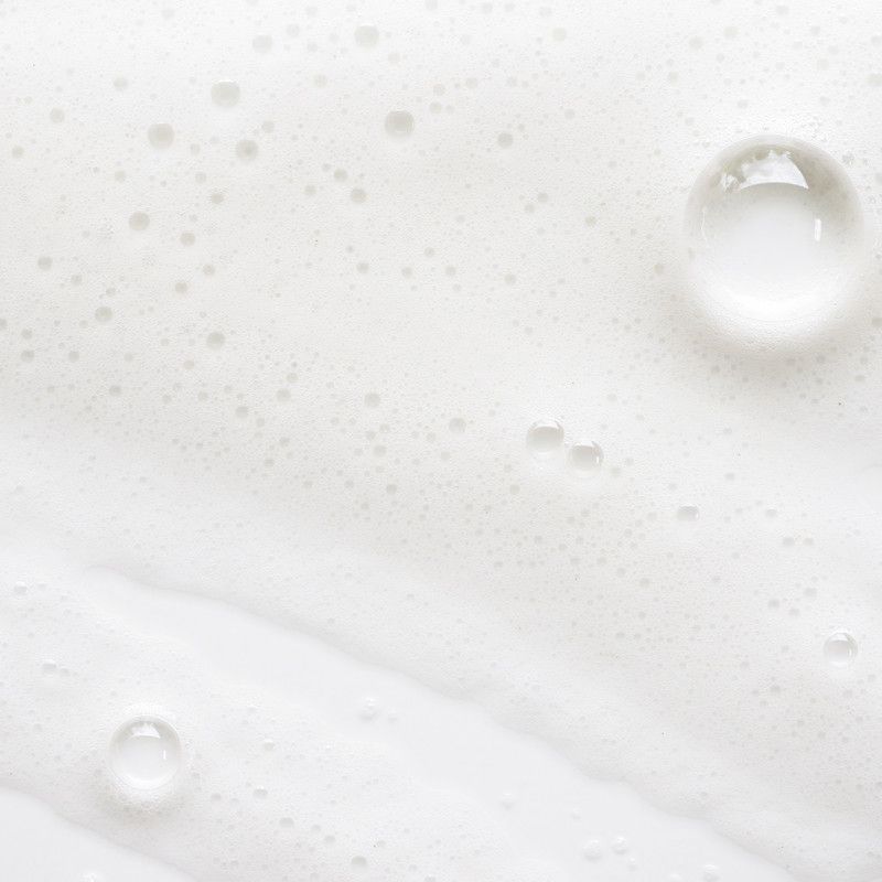 Texture morbida e vellutata di una crema viso idratante — skincare EVERGLOW
