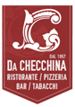 Logo del ristorante Da Checchina. Sfondo rosso con una 