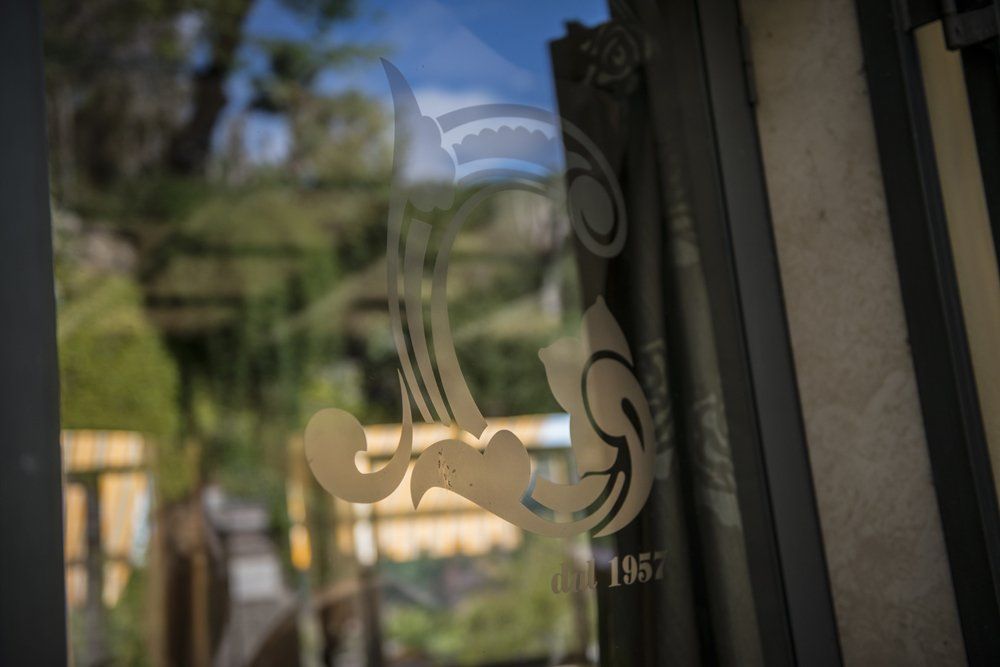 Porta a vetri con logo inciso e scritta