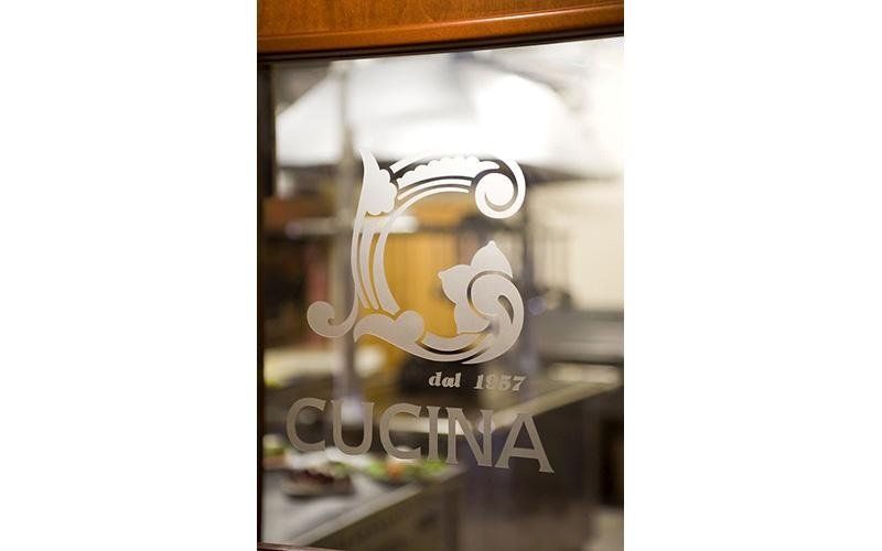 Porta del ristorante con logo inciso 
