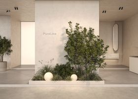 Patio interior minimalista con plantas en macetas, paredes blancas y suelo de color beige suave.