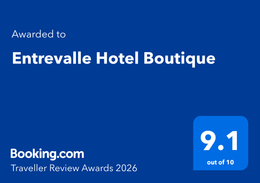 Premios Booking.com Traveller Review 2026 para Entrevalle Hotel Boutique, 9,1 sobre 10 sobre fondo azul.