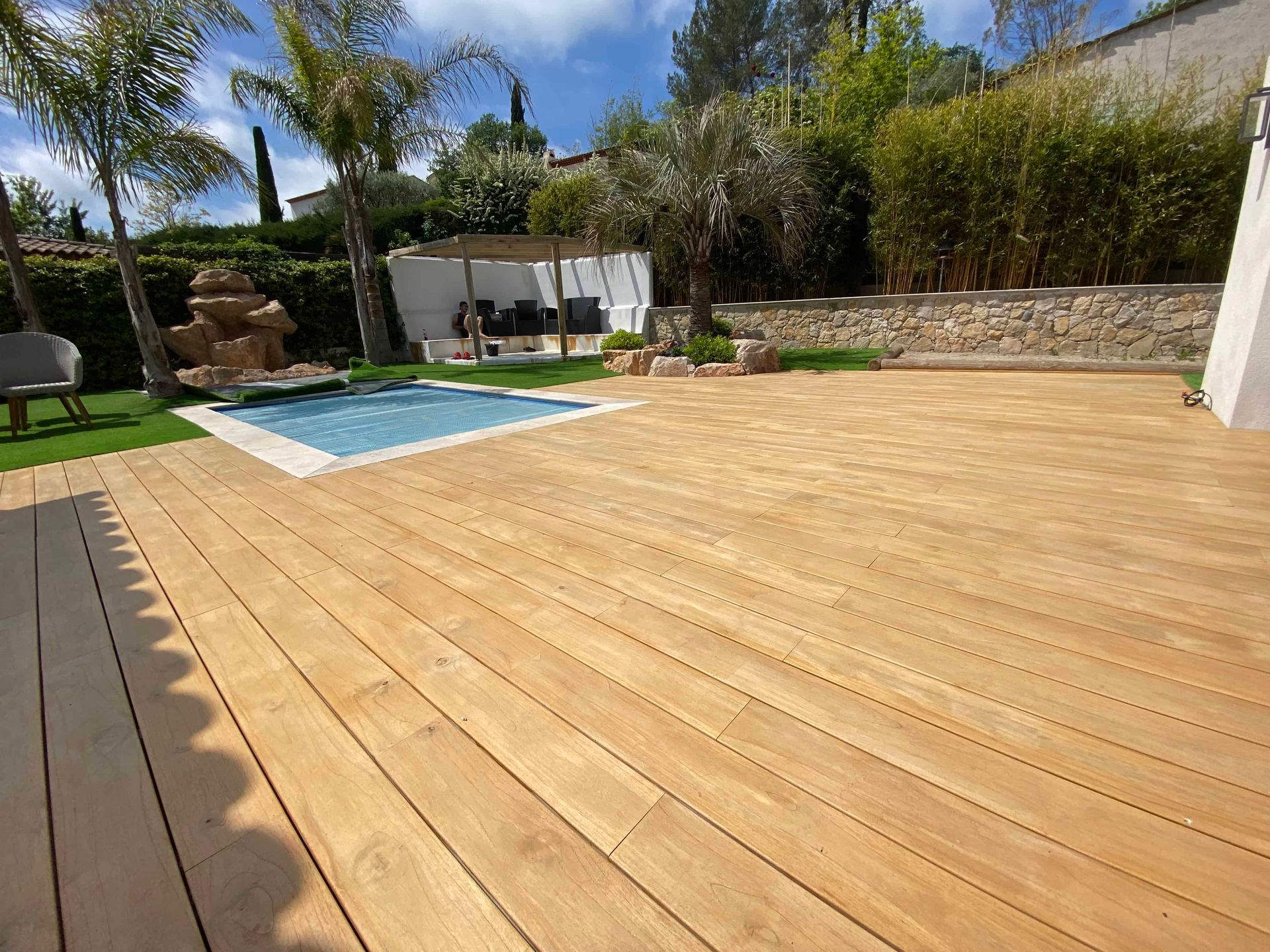 Une terrasse en bois après nettoayge