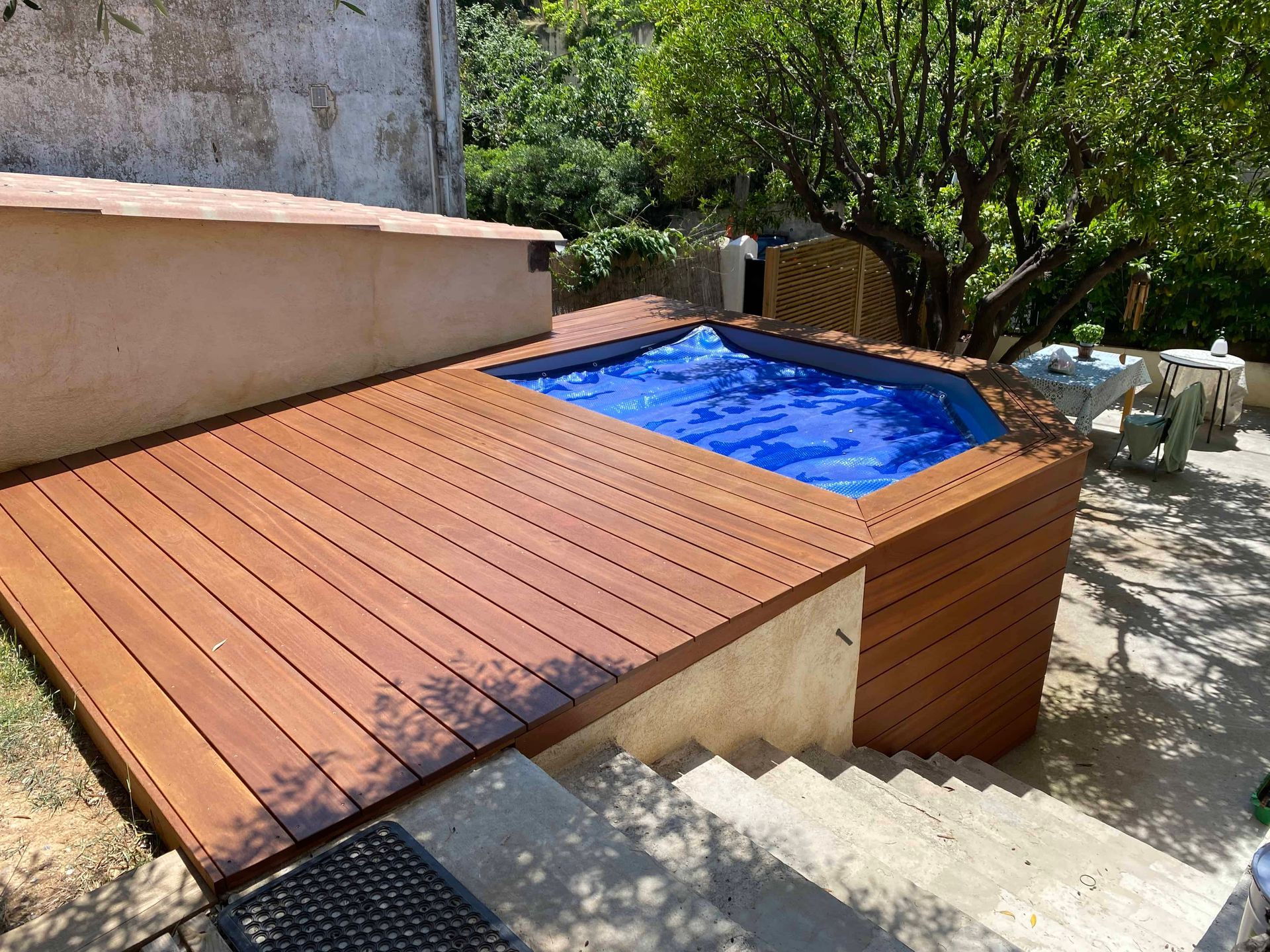 Habillage  piscine hors sol en bois exotique terminé