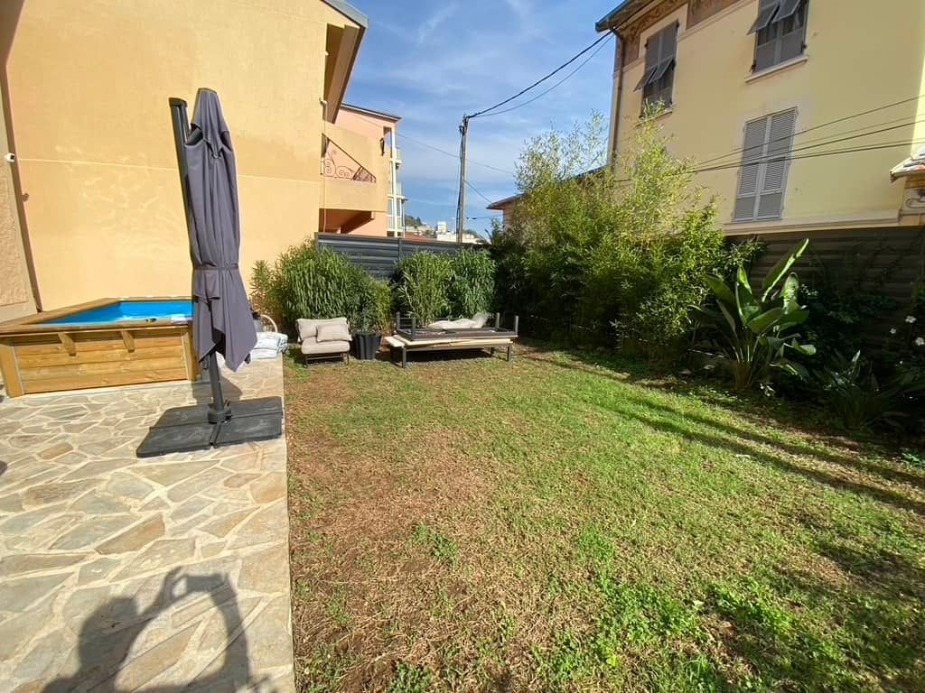 Une grande pelouse avec une piscine dans la cour d'une maison.