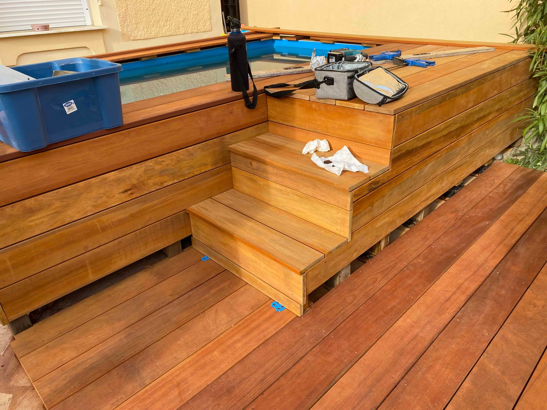 Habillage d'une piscine hors sol en bois exotique NIOVE