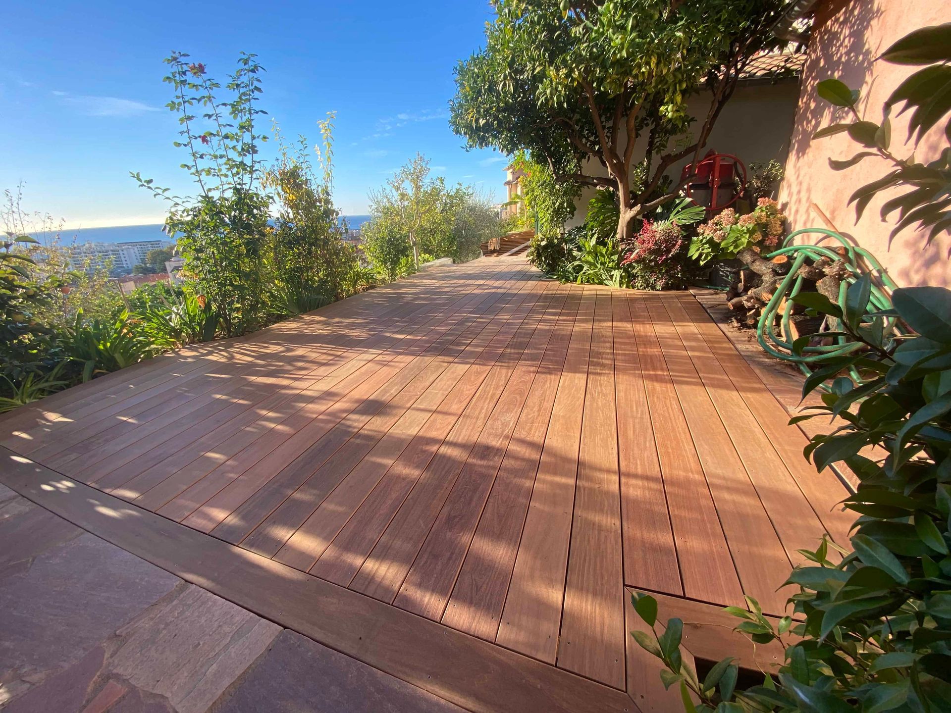 Terrasse en bois exotique IPE avec très grandes lames, offrant un design raffiné et une durabilité exceptionnelle