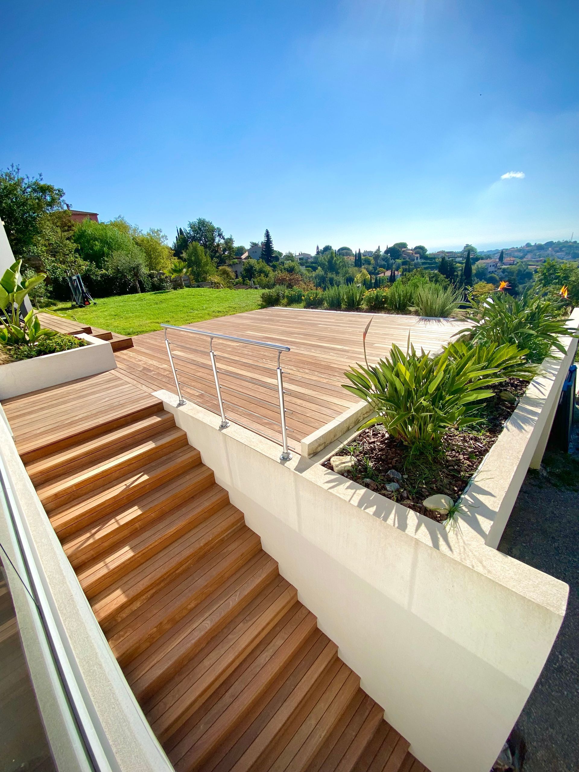 Terrasse en bois exotique réalisée à Nice, un mélange parfait d'élégance naturelle et de robustesse