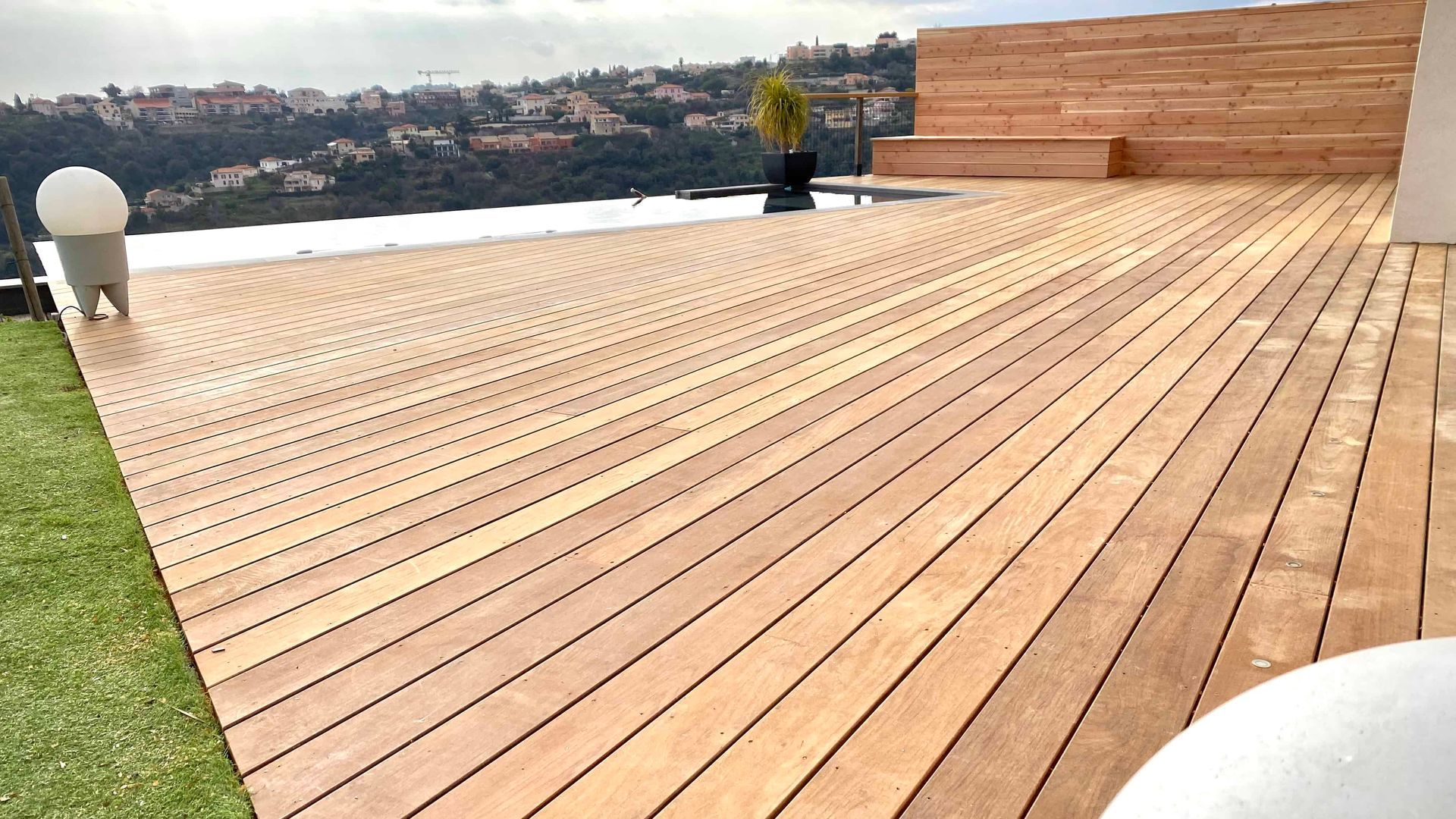 Une terrasse en bois IPE avec vue sur une ville.