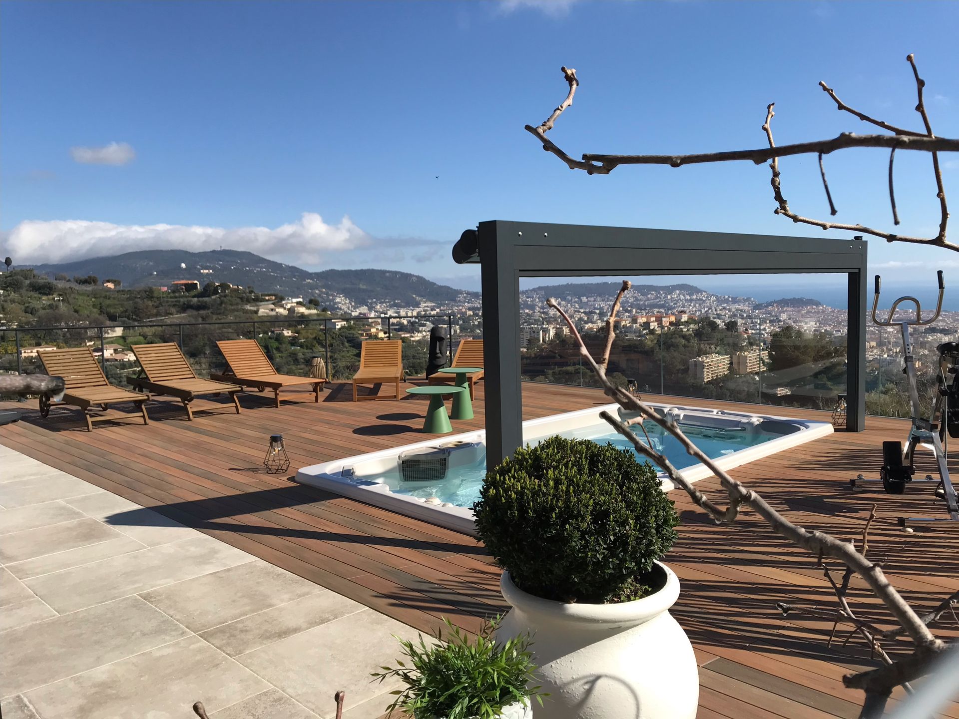 Une piscine avec vue sur la ville et les montagnes