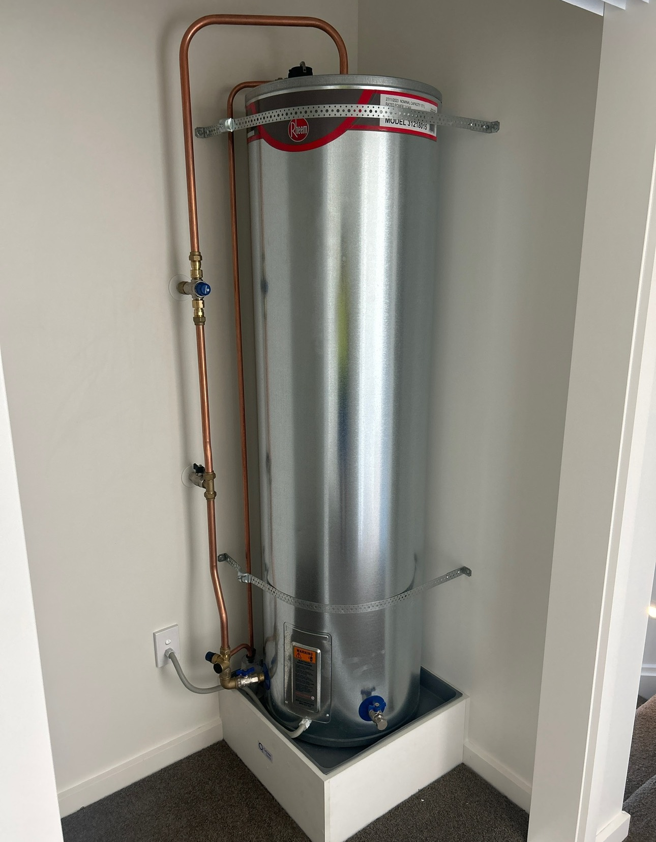 A pressure gauge is sitting on top of a metal pipe.