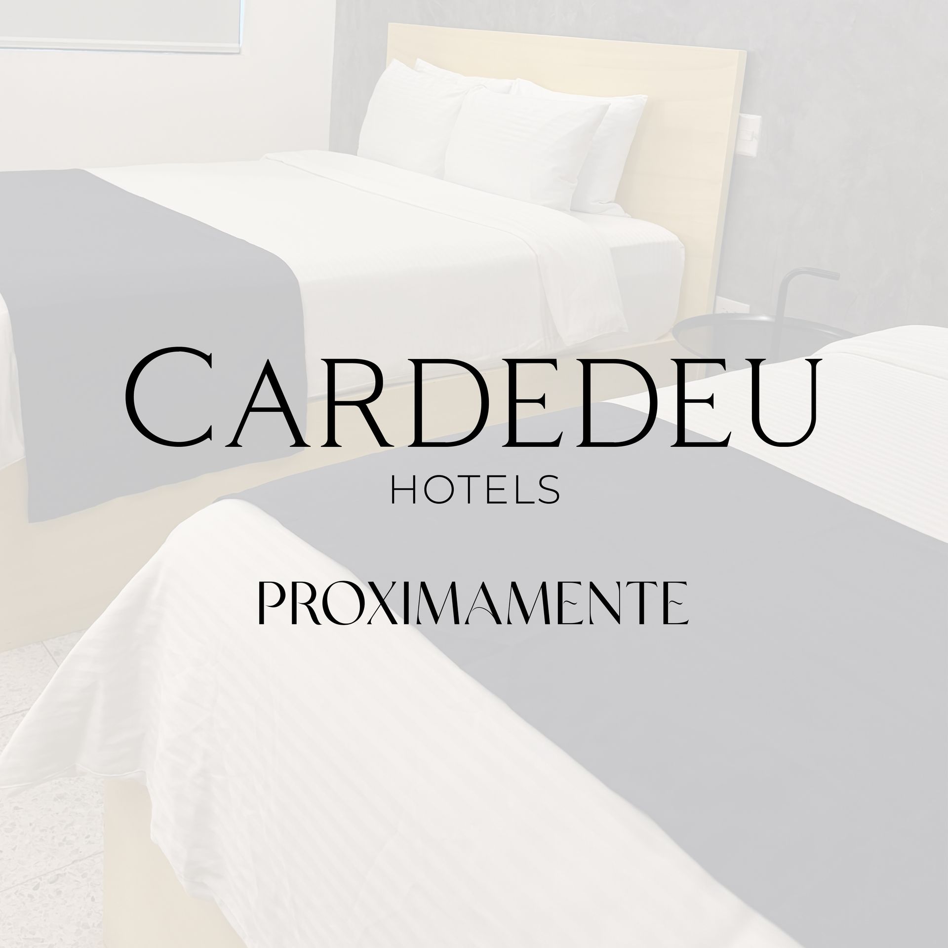 Logotipo de Cardedeu Hotels sobre una cama blanca, con la palabra “PRÓXIMAMENTE” anunciando una próxima apertura.