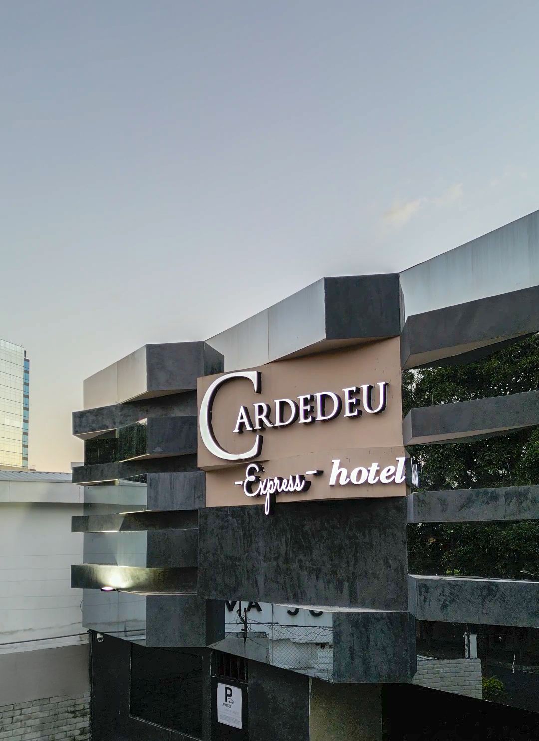Letrero del hotel Cardedeu Express en la fachada de un edificio moderno al anochecer.