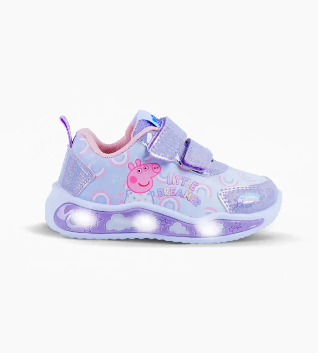 Zapatillas infantiles color lavanda con diseño de unicornio y personaje rosa, mostradas sobre un fondo blanco.