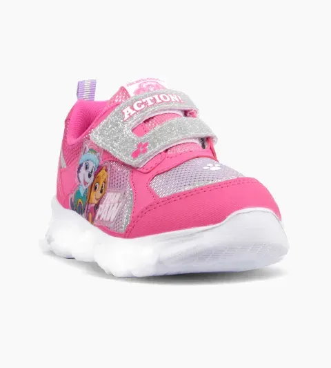 Zapatillas infantiles rosas y grises con detalles de dibujos animados y suela blanca.