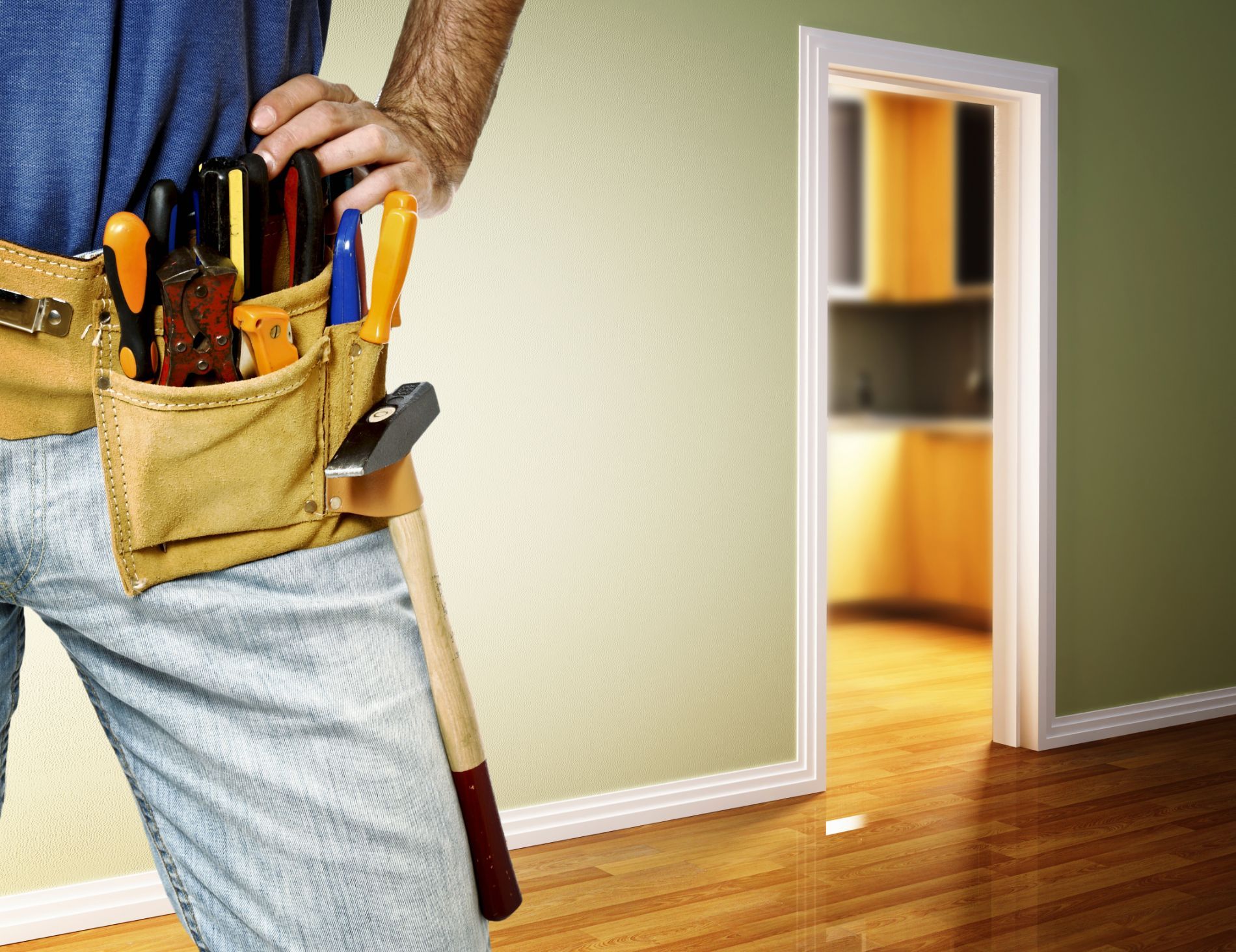 Lastre di vetro verticali di diverse altezze sono disposte in fila sotto un soffitto di lamiera ondulata.