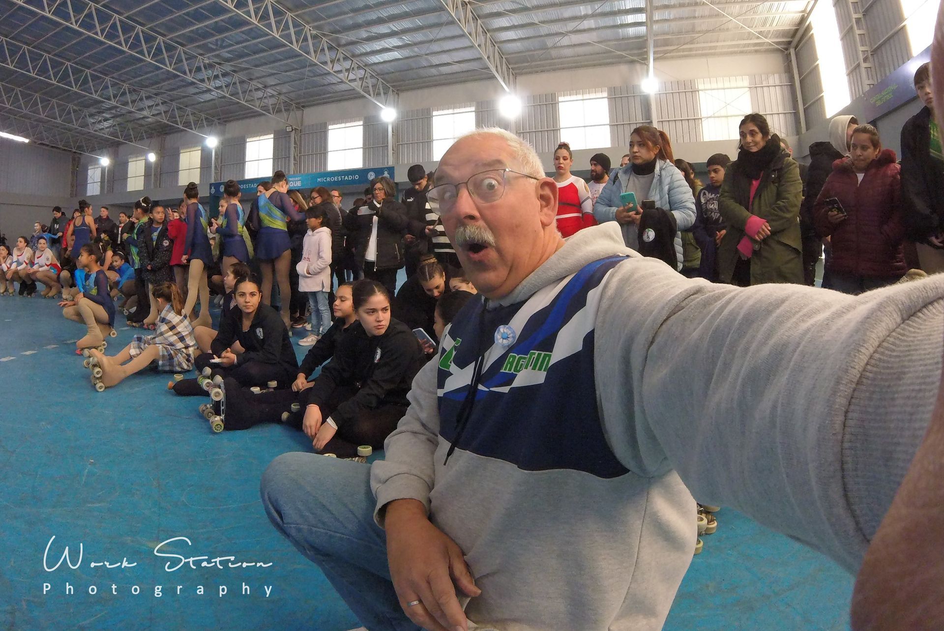 Una persona con una sudadera gris con capucha se toma una selfie