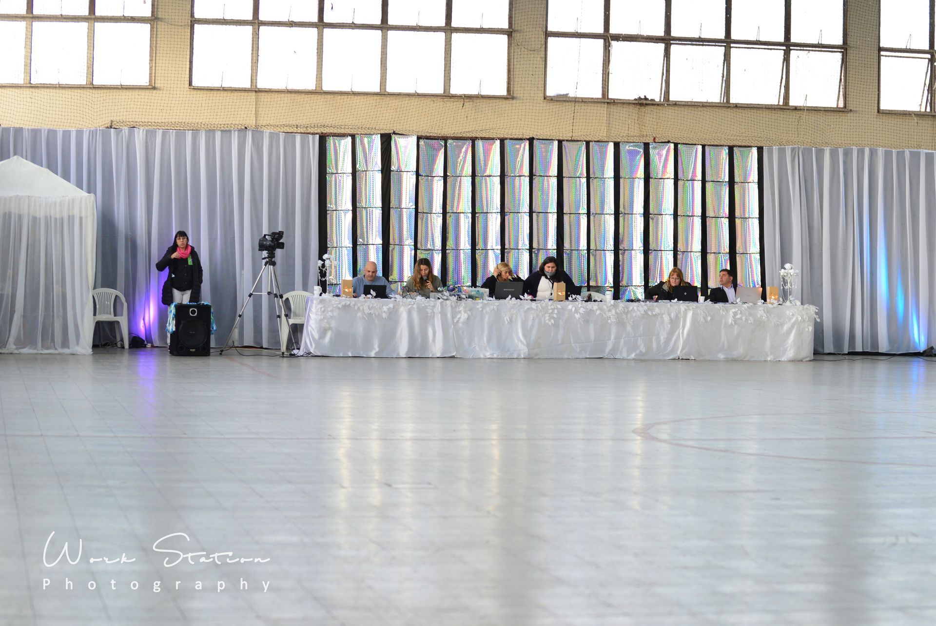 Un grupo de personas sentadas alrededor de una larga mesa 