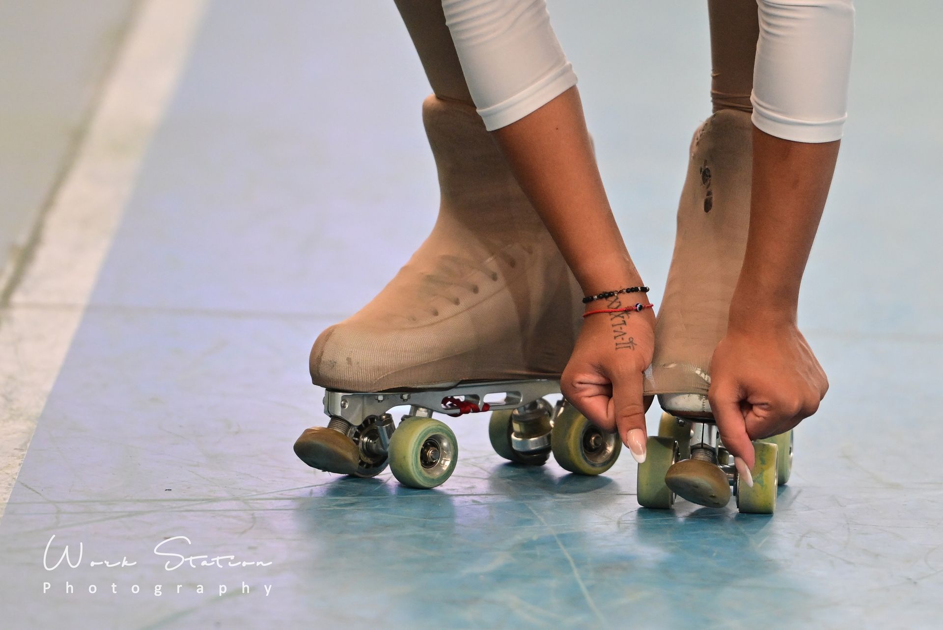Primer plano de unas manos ajustando los cordones 