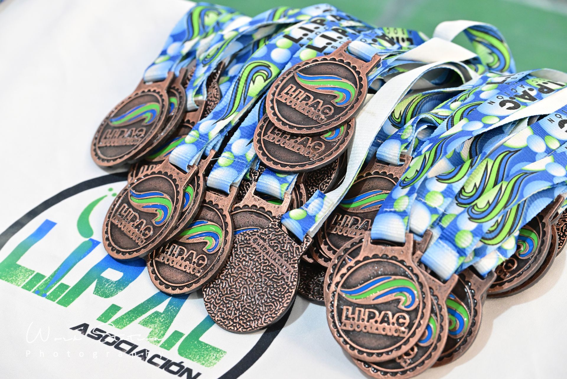 Un conjunto de medallas circulares de color bronce con cintas azules 