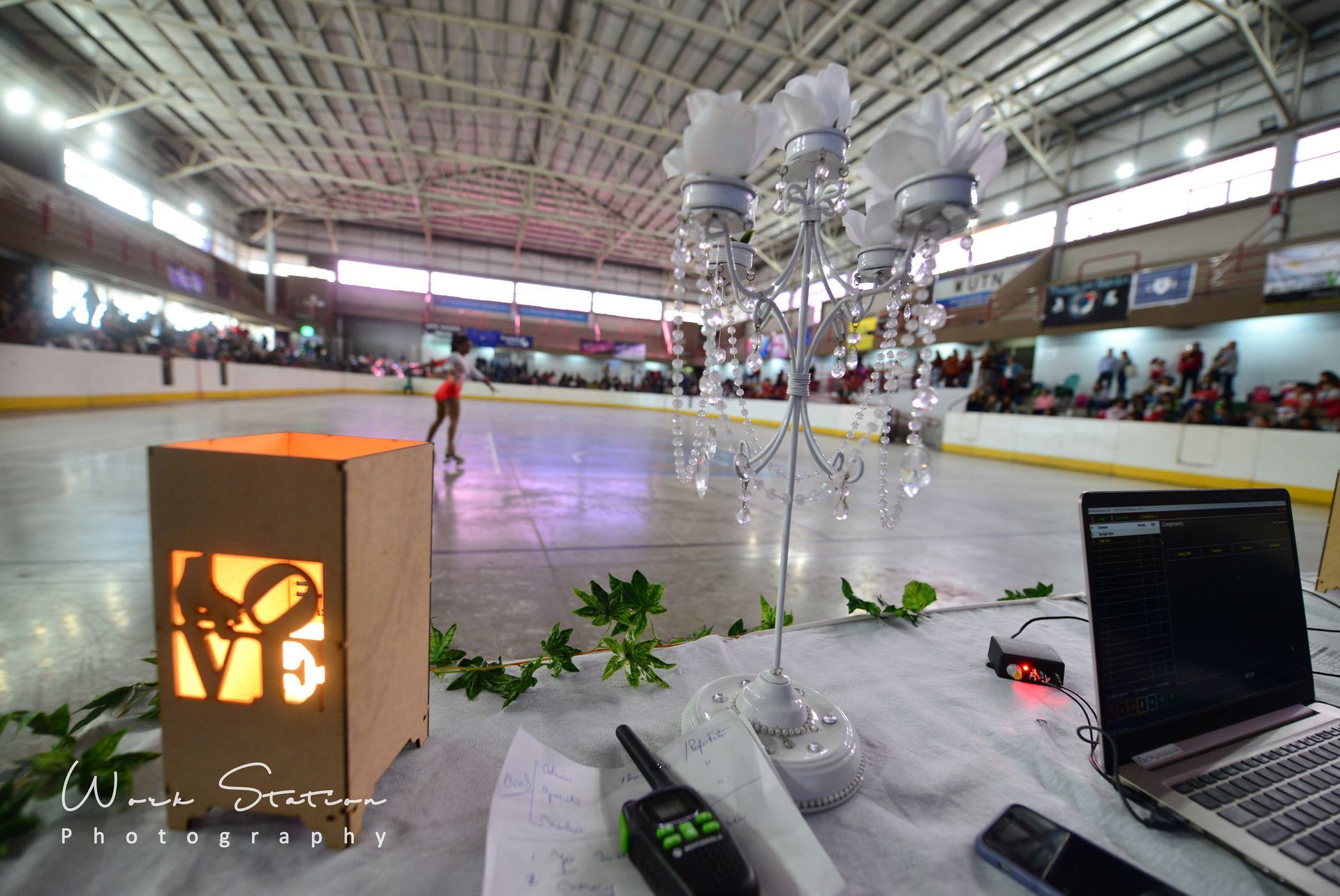 Vista desde una mesa en una pista de patinaje sobre hielo, con una lámpara brillante