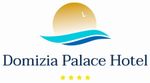 Logo del Domizia Palace Hotel con sole dorato, onde blu e quattro stelle.