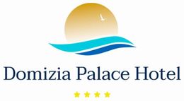 Logo del Domizia Palace Hotel con sole dorato, onde blu e quattro stelle.