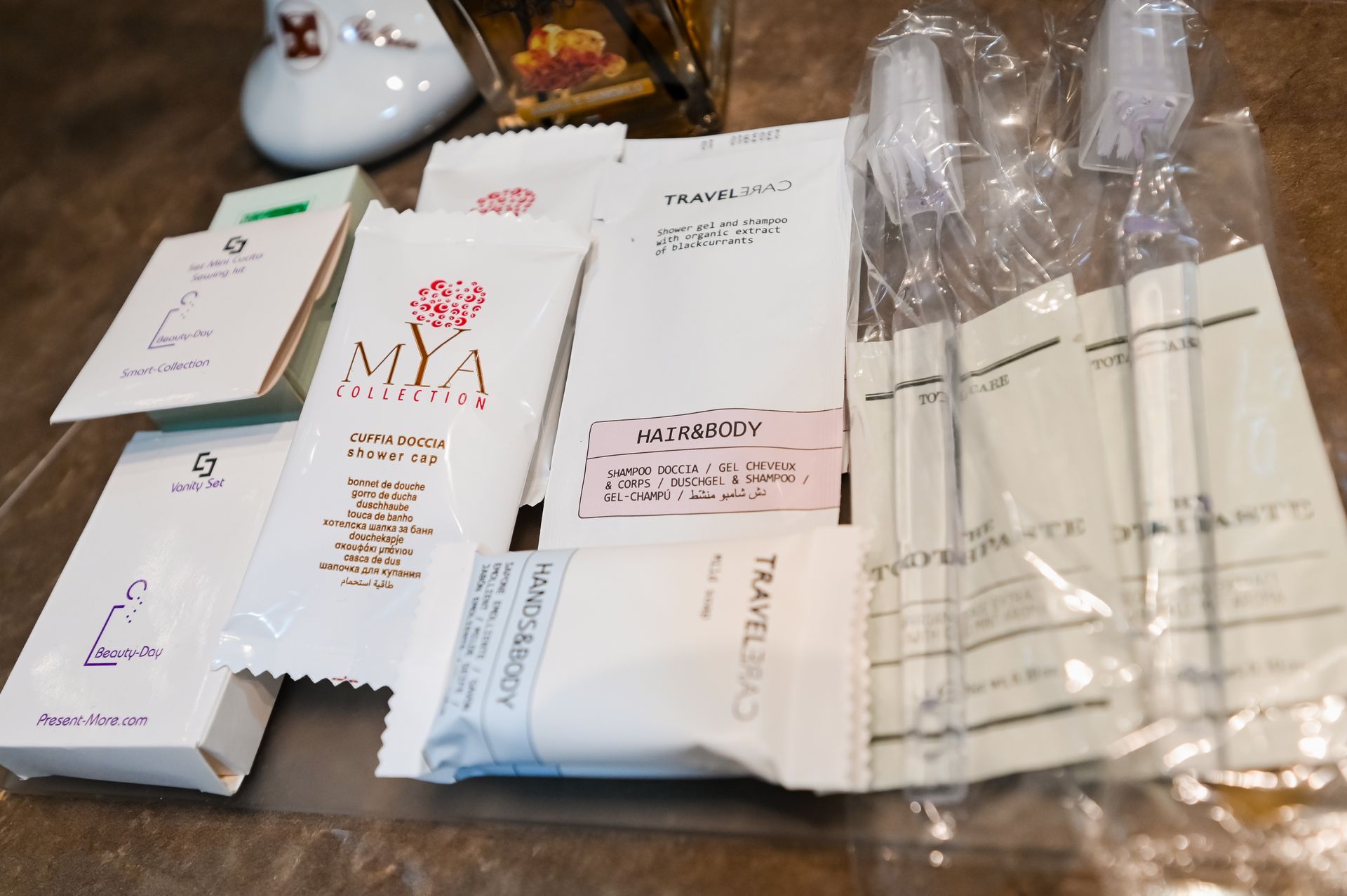 Vari tipi di scatole e bustine di prodotti cosmetici bianchi disposti su un tavolo