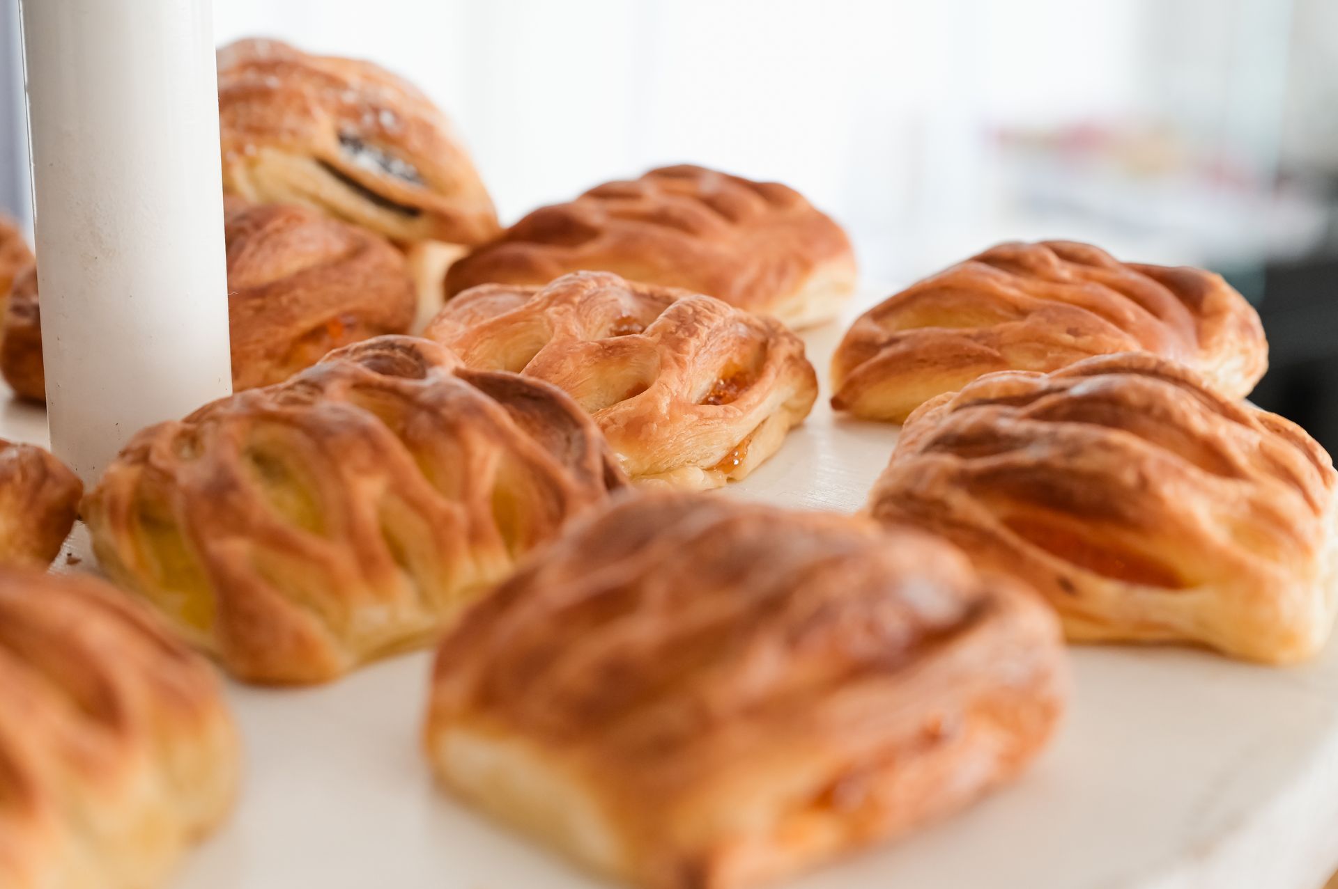 Assortimento di pasticcini dorati su un tavolo bianco nella luce soffusa