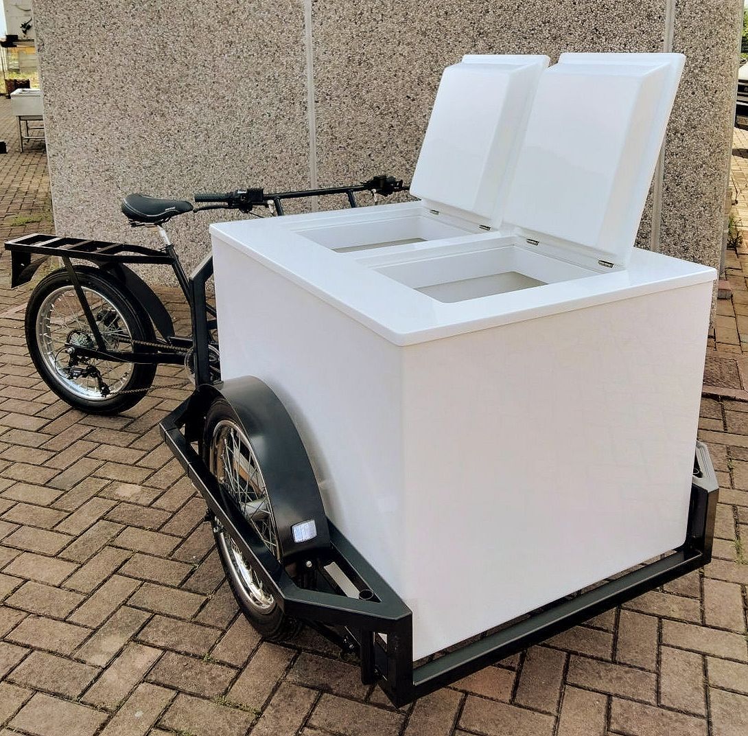 Triciclo cargo bike con cassone anteriore coibentato per trasportare alimenti e bibite fresche