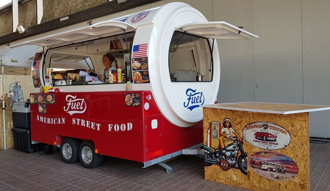 chiosco mobile in vetroresina fisso su carrello a rimorchio per street food truck o ufficio mobile chiosco informazioni