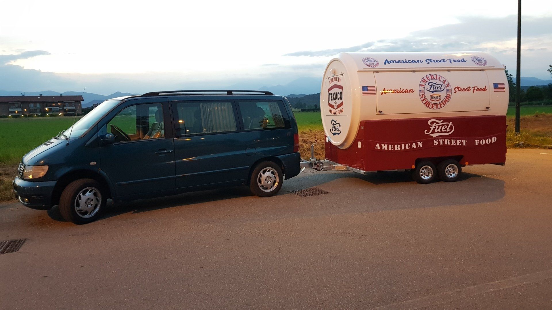 chiosco mobile in vetroresina fisso su carrello a rimorchio per street food truck o ufficio mobile chiosco informazioni